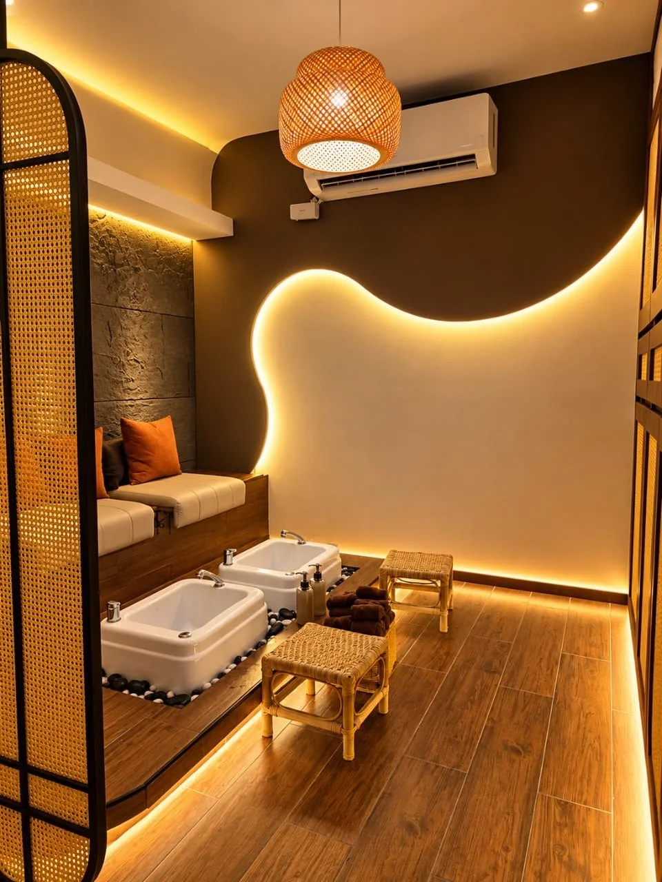 Rattan screens and foot wash basins in the spa